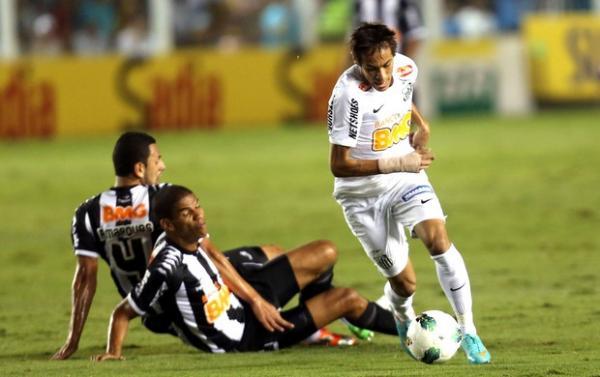 Ap&oacute;s serem implacavelmente driblados, Rafael Marques e Leonardo Silva se chocam, enquanto Neymar parte para mais uma obra de arte com a sua assinatura(Imagem:Reprodu&ccedil;&atilde;o)