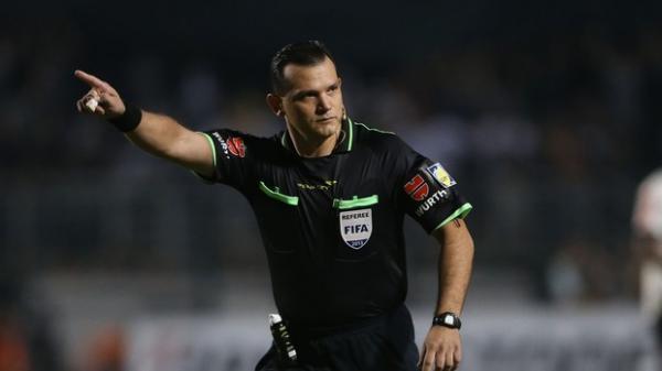 Árbitro Carlos Amarilla foi muito criticado pelo presidente Gobbi(Imagem:Reprodução)