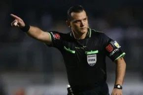 Árbitro Carlos Amarilla foi muito criticado pelo presidente Gobbi
