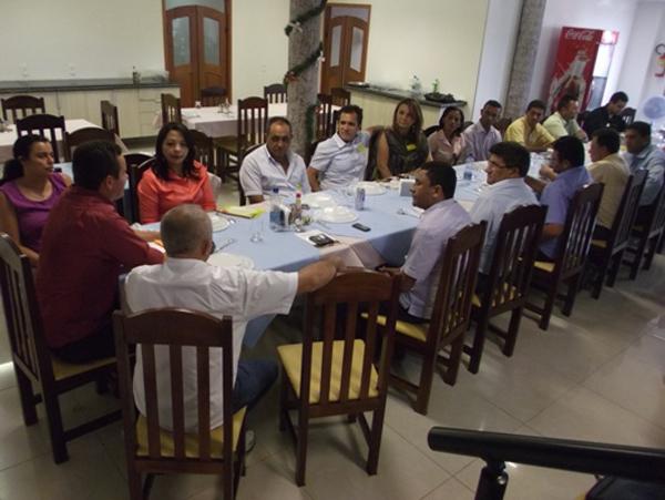 Arinaldo almo&ccedil;ou com os prefeitos da regi&atilde;o de S&atilde;o Jo&atilde;o.(Imagem:Reprodu&ccedil;&atilde;o)