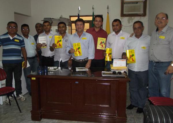 Arinaldo reunido com prefeitos da regi&atilde;o de S&atilde;o Raimundo.(Imagem:Reprodu&ccedil;&atilde;o)