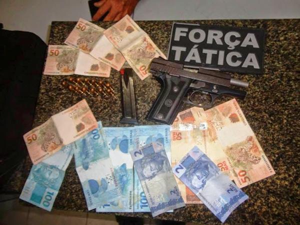 Arma e dinheiro apreendido.(Imagem:Reprodu&ccedil;&atilde;o)