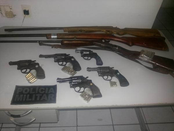 Armas apreendidas.(Imagem:Reprodu&ccedil;&atilde;o)
