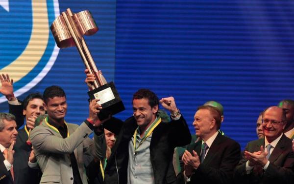 Artilheiro, craque e melhor atacante do Brasileirão, Fred ergue a taça do tetra ao lado de Gum: atacante sonha com a volta do amigo Conca ao Fluminense(Imagem:Reprodução)