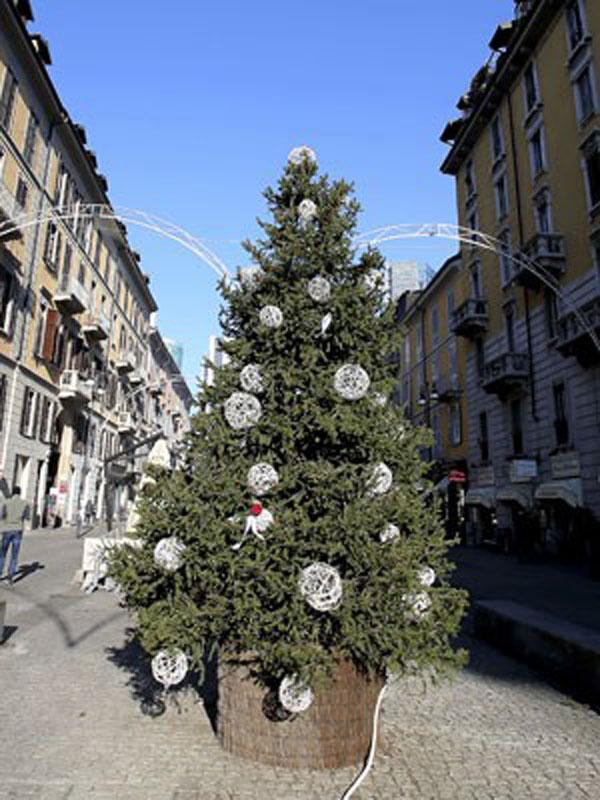 Árvore de Natal já sem brinquedos eróticos que a decoravam é vista em rua de Milão(Imagem:Reprodução)
