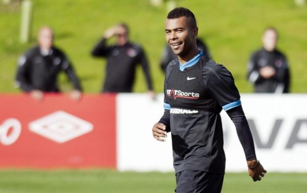 Ashley Cole pode deixar Londres e se mudar para Manchester na pr&oacute;xima temporada(Imagem:Reprodu&ccedil;&atilde;o)
