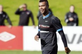 Ashley Cole pode deixar Londres e se mudar para Manchester na próxima temporada