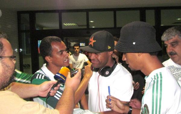 Assunção em sua chegada em Salvador, quando foi presenteado(Imagem: Diego Ribeiro / Globoesporte.com))