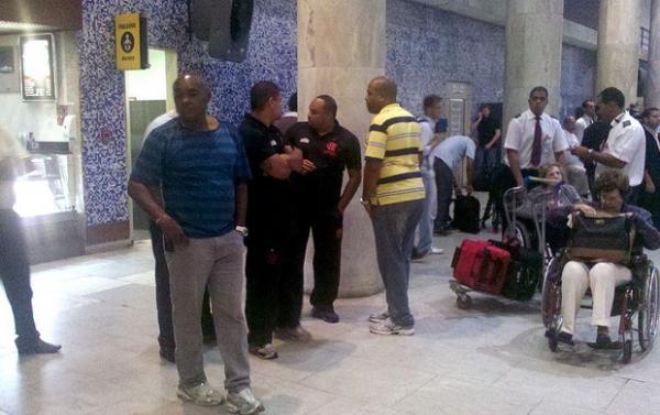 Atentos, seguran&ccedil;as aguardavam o desembarque do Flamengo (Imagem:Richard Souza)