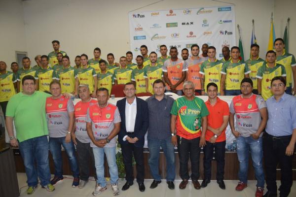 Atletas e os membros da comiss&atilde;o t&eacute;cnica(Imagem:Jos&eacute; Maria Barros)