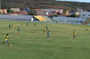 Atletas participam de treino coletivo.