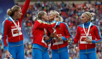 Atletas russas dão selinho no pódio após conquista do ouro no revezamento 4x100m