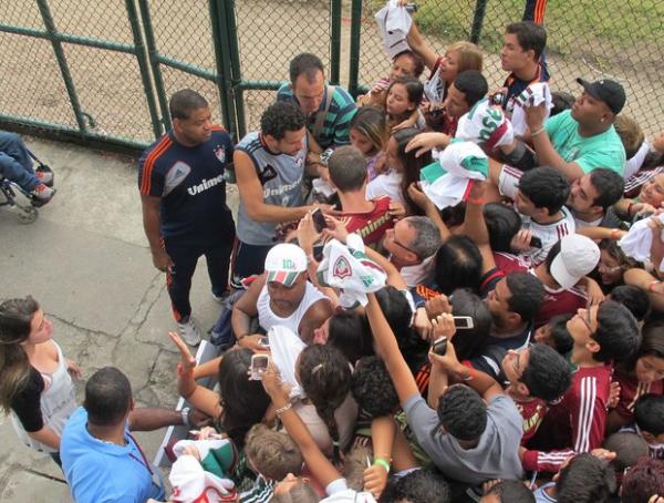 Atr&aacute;s da grade, torcedora chora ao ver Fred, que atendeu aos torcedores do Flu (Imagem:Reprodu&ccedil;&atilde;o)