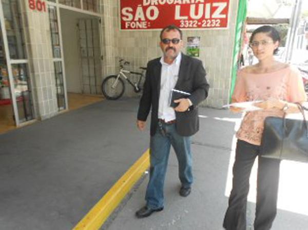 Atual procurador do município Dr. Vilmar Fontinele chega com a oficial de justiça.(Imagem:Reprodução)