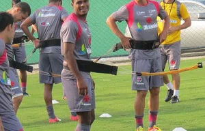 Auremir volta a ser titular motivado para se firmar  de novo