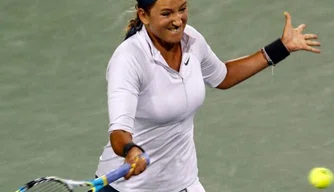Azarenka se esforça para rebater a bola: jogo tem 23 quebras de saque no tota