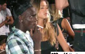 Balotelli fuma ao lado de bela modelo