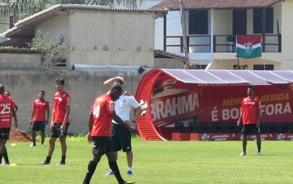Bandeira do Fluminense pode ser vista do treino do Flamengo(Imagem: Globoesporte.com)