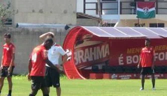 Bandeira do Fluminense pode ser vista do treino do Flamengo