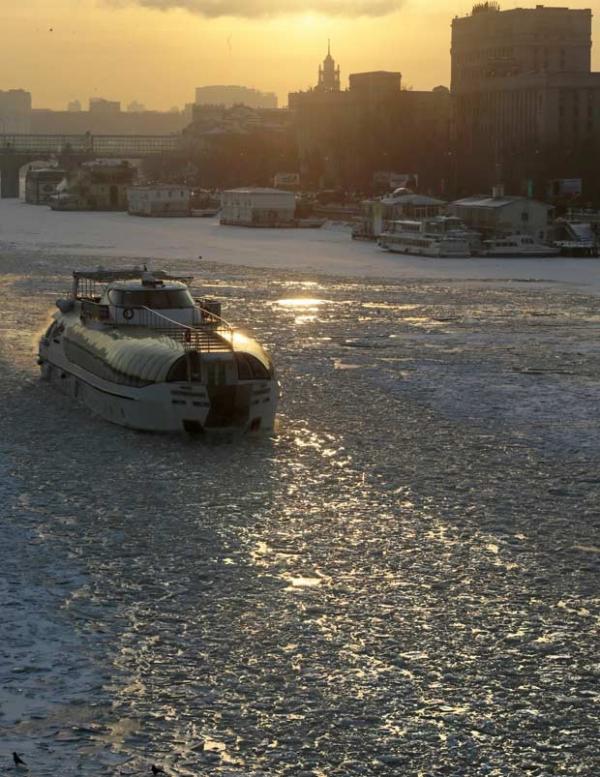 Barco trafega pelo Rio Moscou, parcialmente congelado, nesta quinta-feira (20) (Imagem:Reprodu&ccedil;&atilde;o)
