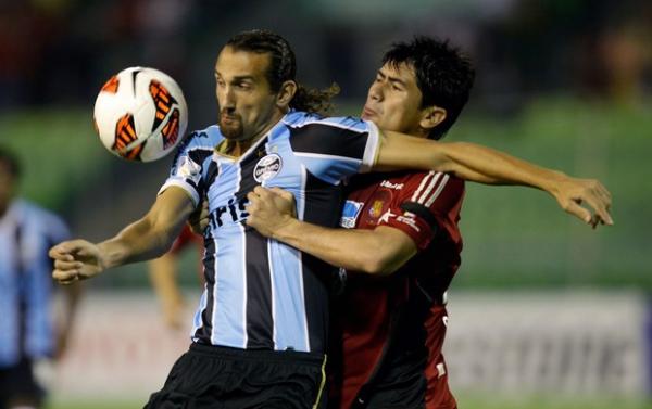 Barcos Andres Sanchez disputam bola em jogo truncado(Imagem:Globoesporte.com)