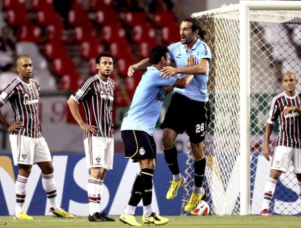 Barcos comemora diante de incr&eacute;dulos jogadores do Flu (Imagem:Reprodu&ccedil;&atilde;o)