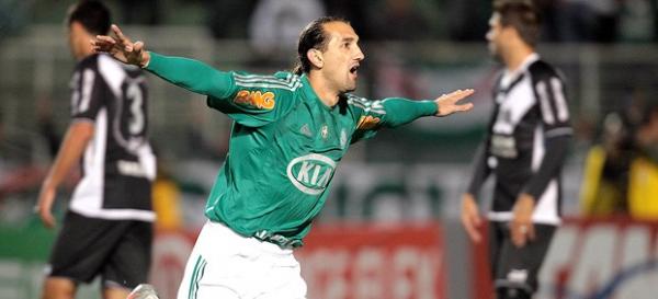 Barcos comemora um de seus dois gols pelo Palmeiras contra a Ponte Preta (Imagem:Reprodu&ccedil;&atilde;o)