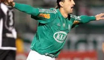 Barcos comemora um de seus dois gols pelo Palmeiras contra a Ponte Preta