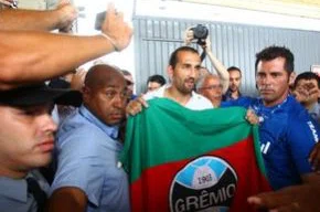 Barcos exibe a bandeira do Grêmio no aeroporto