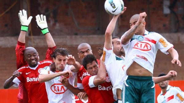 Barcos toca com a mão para o gol (Imagem:Reprodução)
