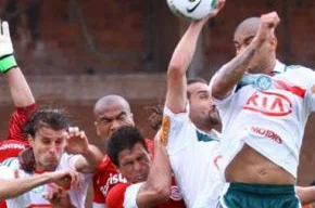 Barcos toca com a mão para o gol