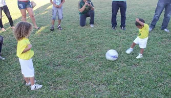 Basta os dois chutarem uma bola para chamar a atenção de quem está por perto