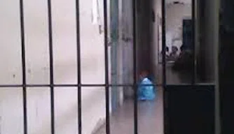 Bebês dentro de celas em presídio do Piauí