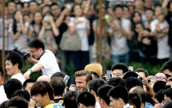 Beckham chega à universidade em Xangai(Imagem:Reprodução)
