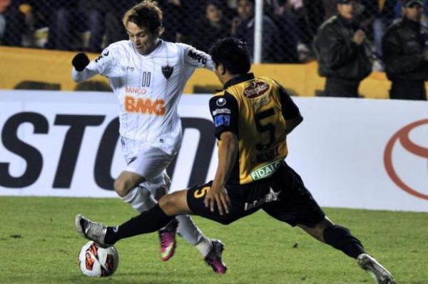 Bernard (E) tenta se desvencilhar da marca&ccedil;&atilde;o de M&eacute;ndez, que marcou gol contra(Imagem:Reprodu&ccedil;&atilde;o)