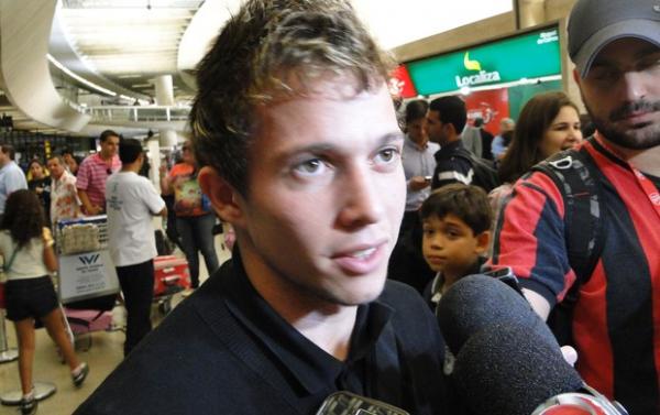 Bernard, meia do Shakhtar, no desembarque no aeroporto de Confins(Imagem:Reprodu&ccedil;&atilde;o)