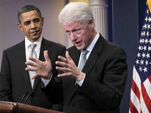 Bill Clinton, &agrave; frente, e Barack Obama em foto de dezembro de 2010(Imagem:Reprodu&ccedil;&atilde;o)
