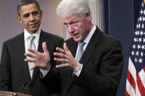 Bill Clinton, à frente, e Barack Obama em foto de dezembro de 2010