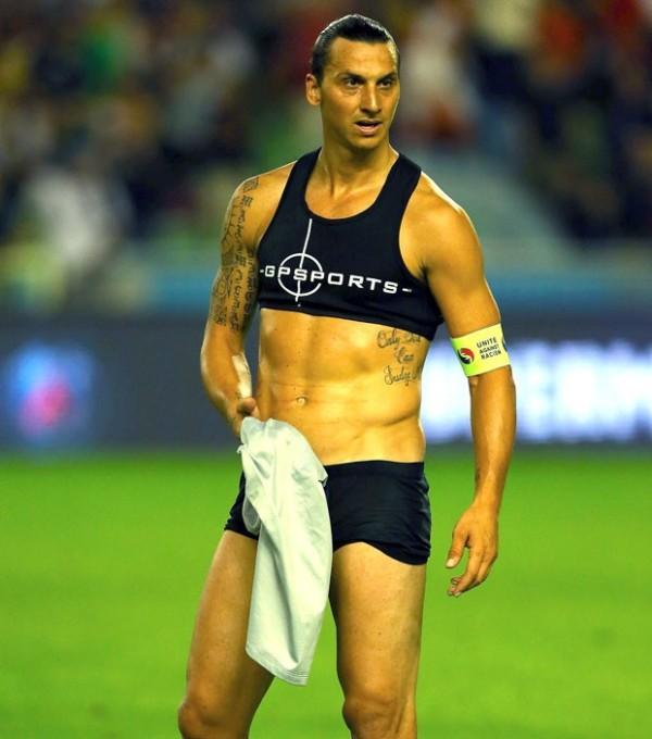 Biqu&iacute;ni? Ibrahimovic mostrou o corpo ap&oacute;s a derrota do PSG para o Real Madrid(Imagem:Reprodu&ccedil;&atilde;o)