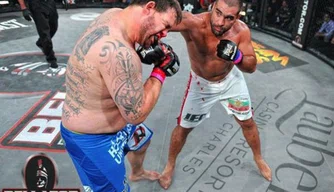 Blagoi Ivanov (calção branco) em uma de suas lutas no Bellator