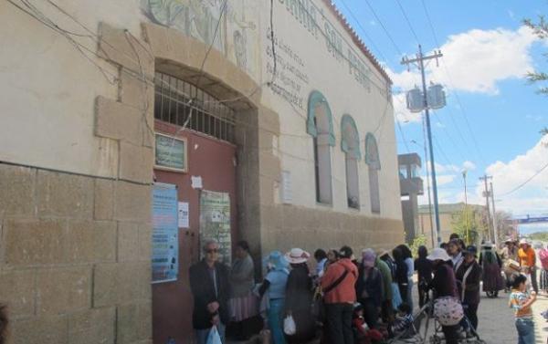 Bolivianos levaram comida aos corintianos presos em Oruro na manhã deste domingo(Imagem:Reprodução)