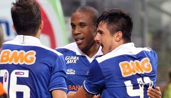 Borges comemora gol na vitória do Cruzeiro sobre a Portuguesa .