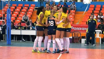 Brasileiras comemoram mais um ponto em duelo fácil diante do Chile.