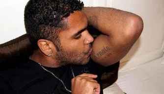 Breno beija a tatuagem: apoio da esposa durante o período na cadeia