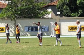 Brinner, Antônio Carlos e Fábio Ferreira formam o trio de zagueiros