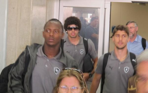 Bruno Mendes, de &oacute;culos, desembarca no Rio com o Bota(Imagem:Reprodu&ccedil;&atilde;o)