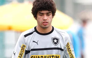 Bruno Mendes foi revalado pelo Guarani