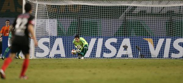 Bruno se abaixa para encaixar a bola, mas ela escapa e entra(Imagem:Reprodução)