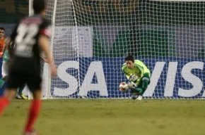 Bruno se abaixa para encaixar a bola, mas ela escapa e entra