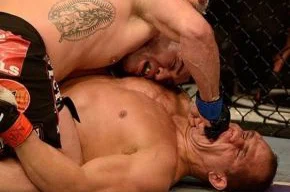 Cain Velásquez acerta Cigano na boca para retomar o cinturão dos pesados do UFC